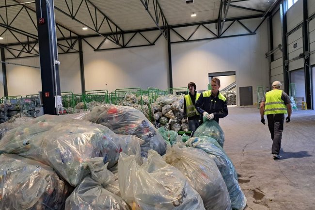 Бизнесът се опасява, че държавата се готви да обсеби депозитните бутилки и кенове Бизнесът се опасява, че държавата се готви да обсеби депозитните бутилки и кенове